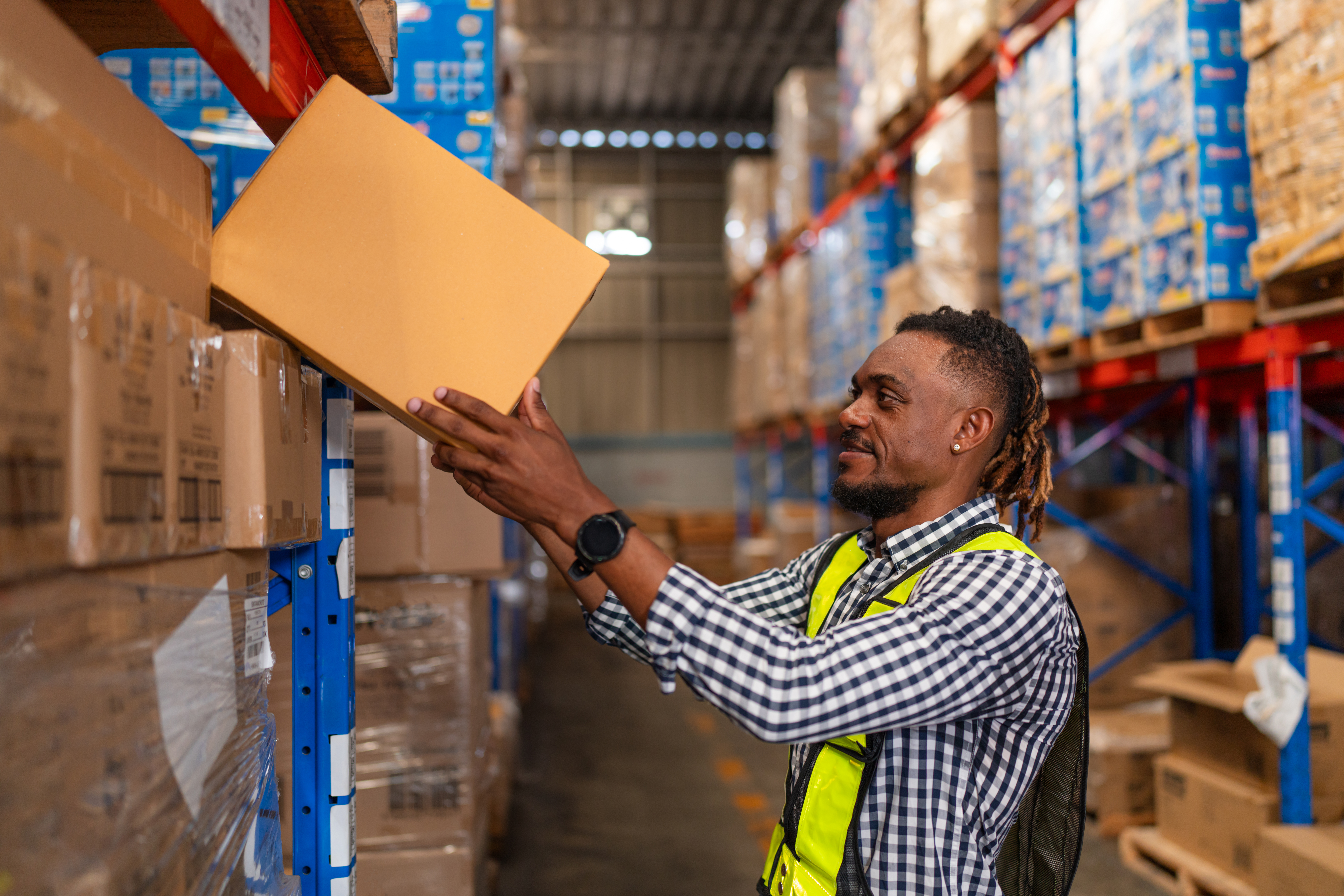 Male Warehouse Employee Worker Working And Holding Box. - Contabilidade na Zona Leste - SP | Peluso & Peluso